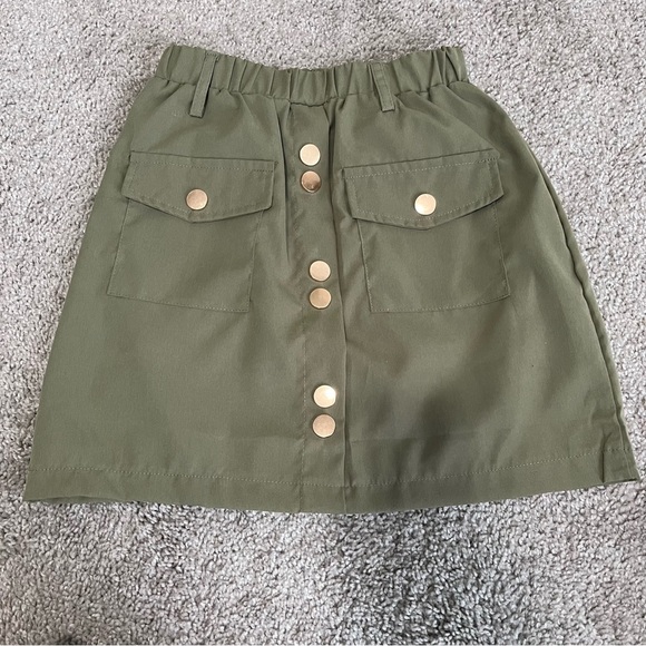 Girls size 130 green cropped long sleeve top and matching mini skirt - Picture 7 of 10